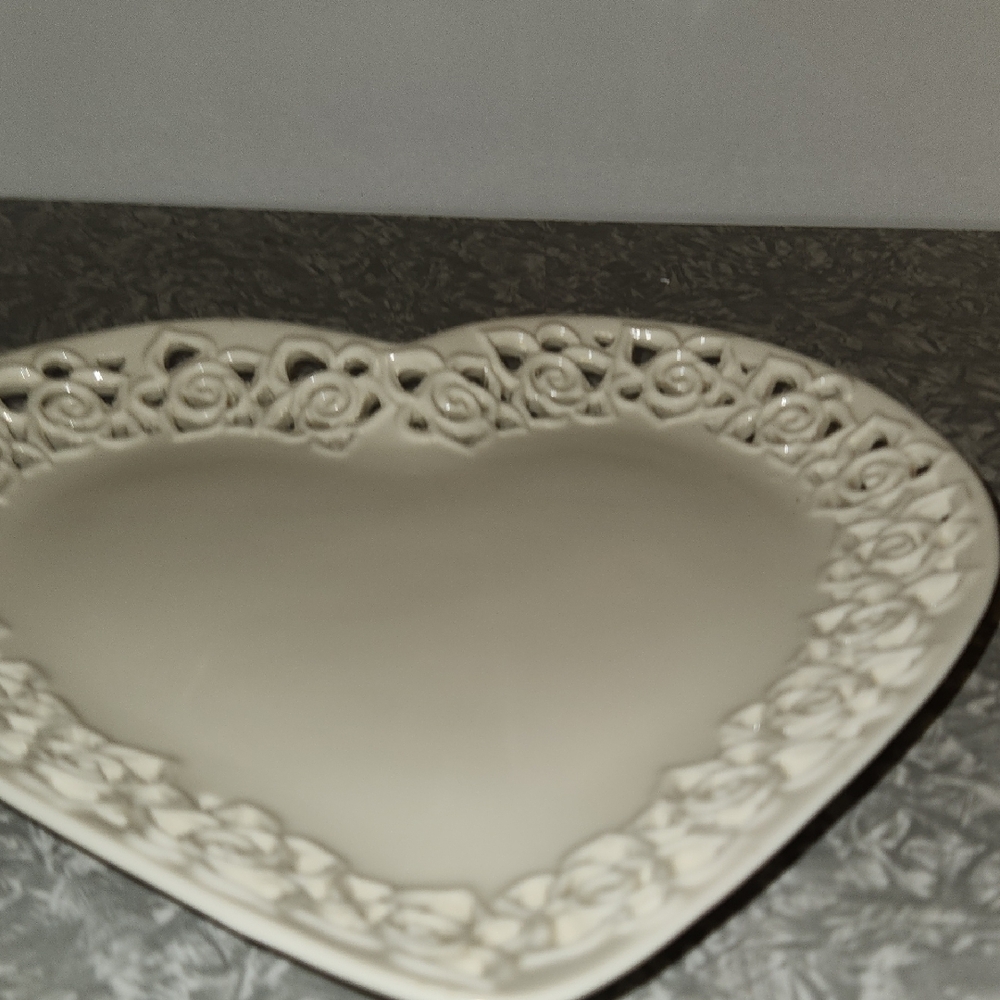 Elegant Cream Heart-Shaped Lace Plate - Picture 9 of 10
